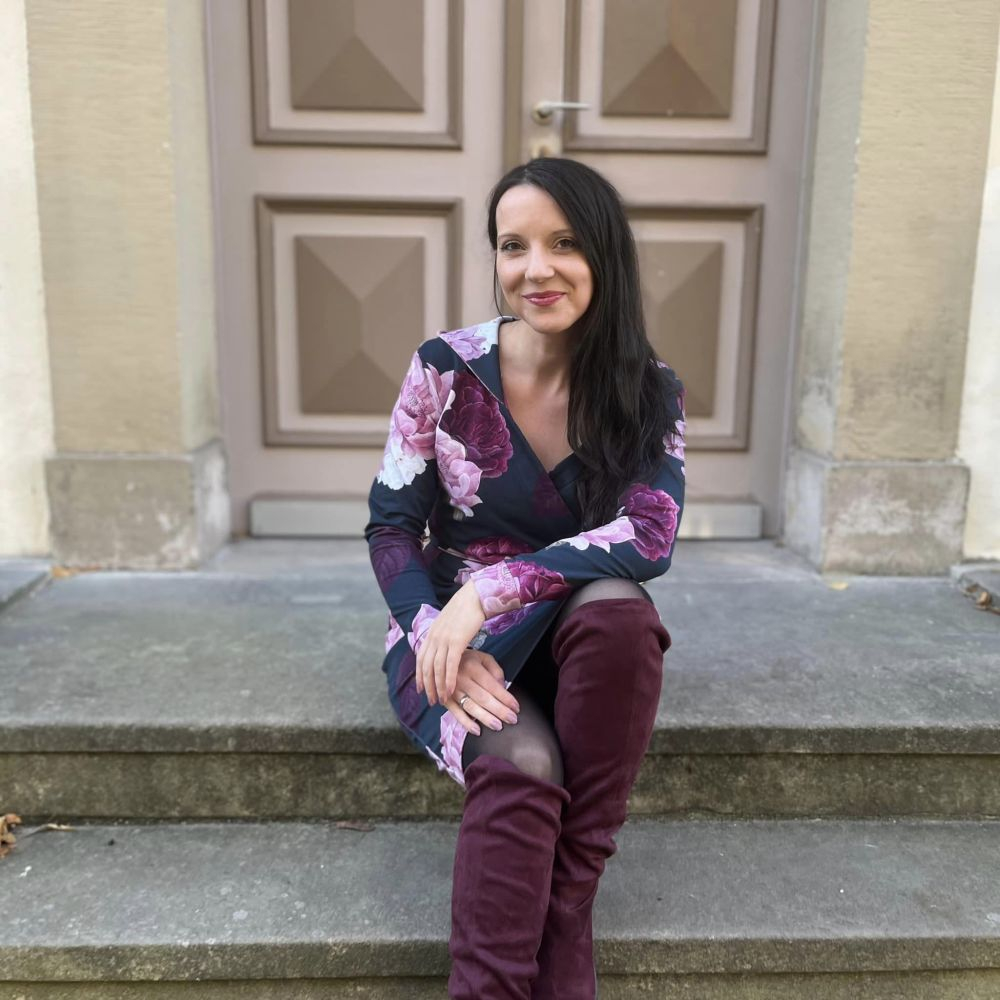 Schnittmuster Wickelhoodie Alana von Graustufen-Stoffe